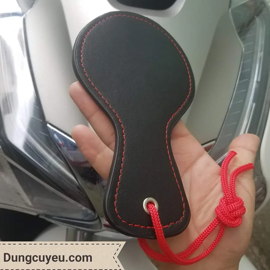 스팽킹 패들 (인조가죽·빨간 스티치·손목 끈)